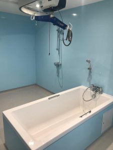 A bathtub with a harness
