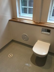 A toilet in a bathroom